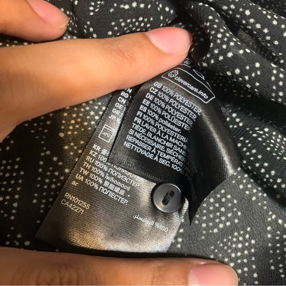 H&M Button-Down Collared Black and White Geometric Print Tank Blouse. Size 2 - Picture 12 of 13